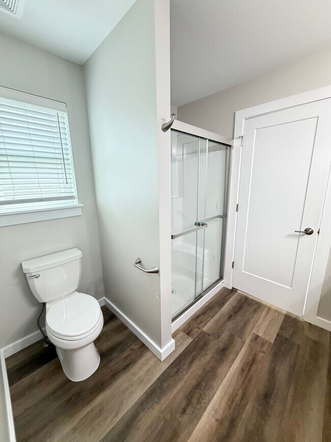 Building Photo - 3 Bedroom Home in gated community!