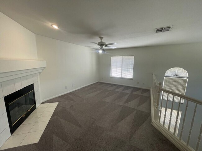 Building Photo - FANTASTIC SPACIOUS HOME LOCATED IN GATED C...
