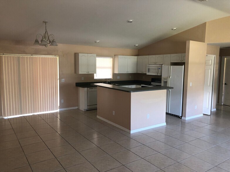 Building Photo - Coming soon ! 3 bedroom 2 bathroom single family home