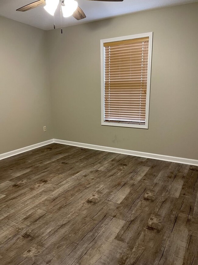 Building Photo - 3 Bedroom/ 2Bath Minutes from NEA Available NOW