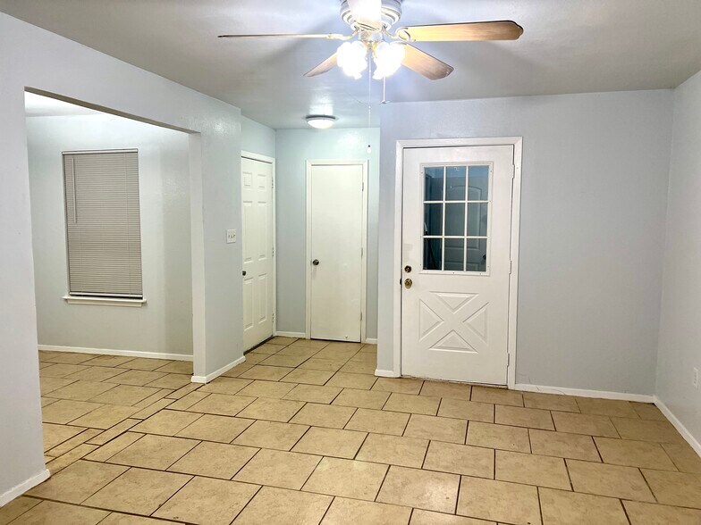 Building Photo - 2112 Tanglewood St