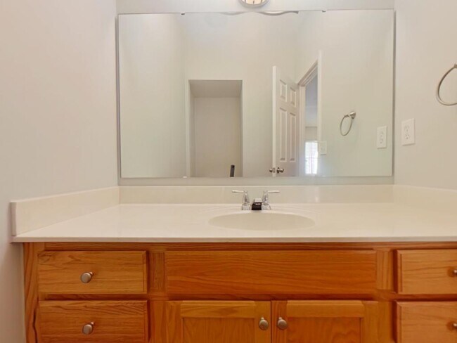 Building Photo - 3926 Fountain Village Cir