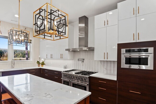 Building Photo - Pool/ Waterfront/ Custom Home in Waterways!