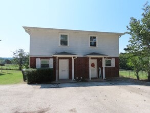 Building Photo - Quaint 2 Bedroom 1.5 Bath in a Country Set...