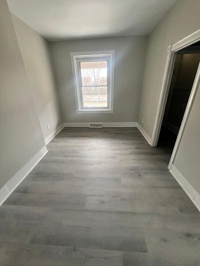 Building Photo - 4 Bedroom | 1 Bath