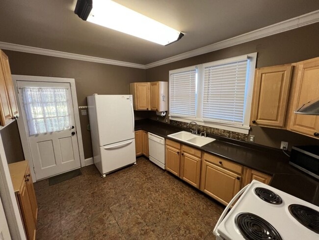 Building Photo - Location!  Location!  Adorable 2 bedroom, 1 bath home near Zachary High