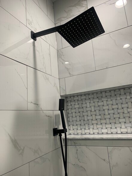 Master bathroom - 2532 W Montgomery Ave
