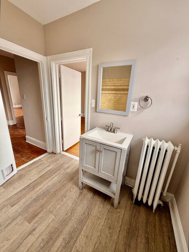 Building Photo - Huge townhome available. Four bedrooms three bath.