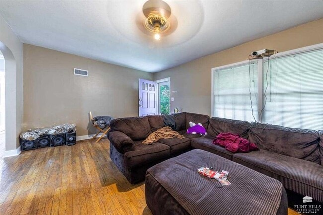 Building Photo - Close to Campus! Charming Home!