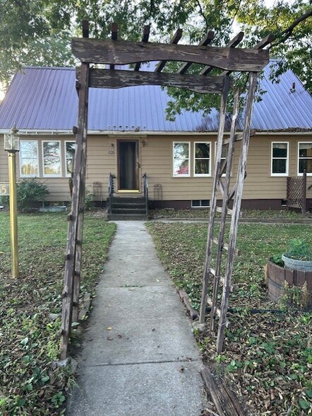 Welcome Home - 105 N Delavan St