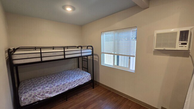 Building Photo - Spacious and Cozy studio!