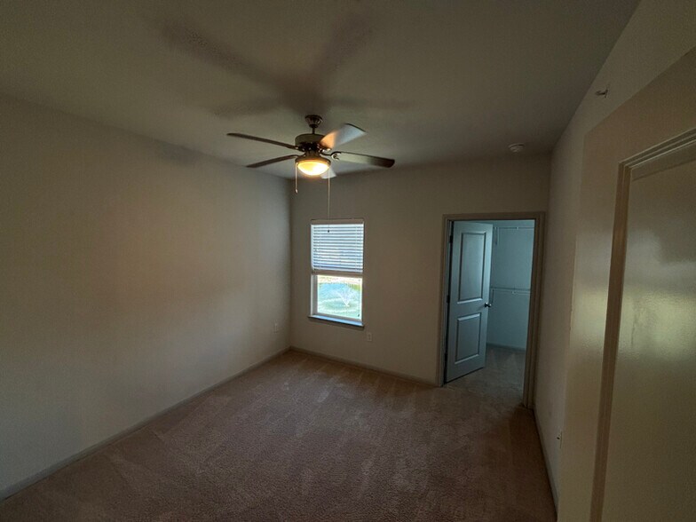 Building Photo - 950 FM2001