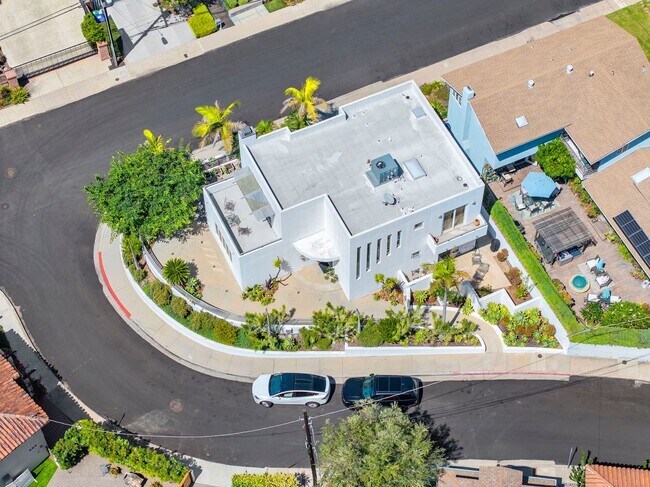 Building Photo - Gorgeous 3 Bed/3 Ba Home Tucked Away in th...