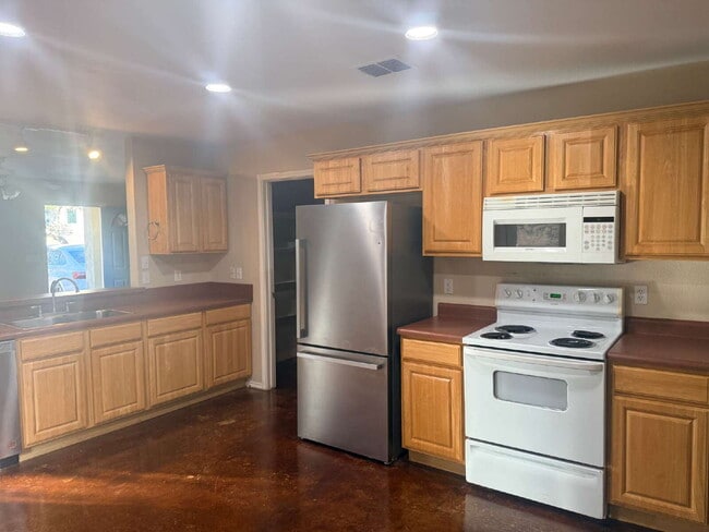 Building Photo - Three Bed/ Two Bath in Hollywood Park