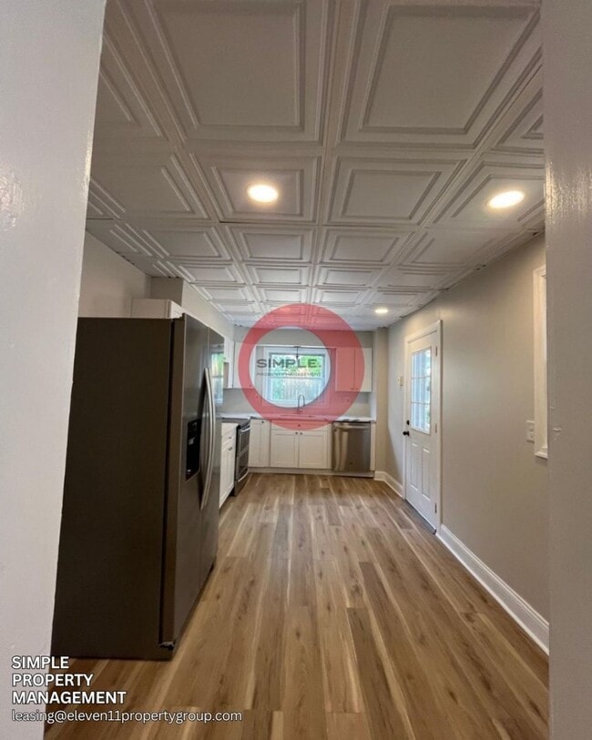 Building Photo - Massive 5 bedroom 1 bath house with fence in yard