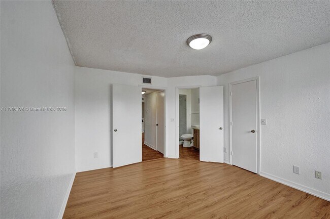 Building Photo - 417 Vista Isles Dr