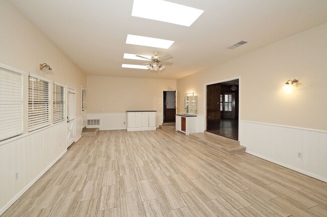 Building Photo - Spacious Canyon Home