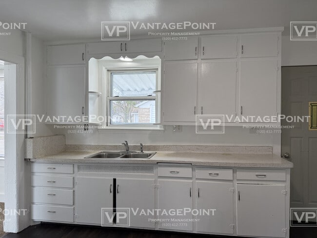 Building Photo - 700 S Baird St