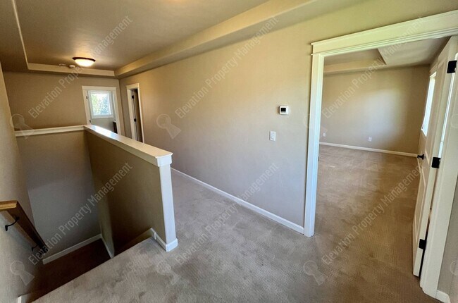 Building Photo - 4 BR - 2.5 BA Luxury Golf Course Living on...