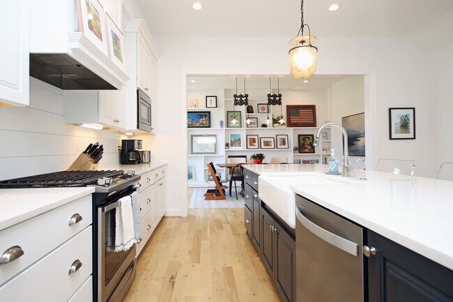 Building Photo - Beautiful, Custom-Built Pet-Friendly Lochlyn Hill Home