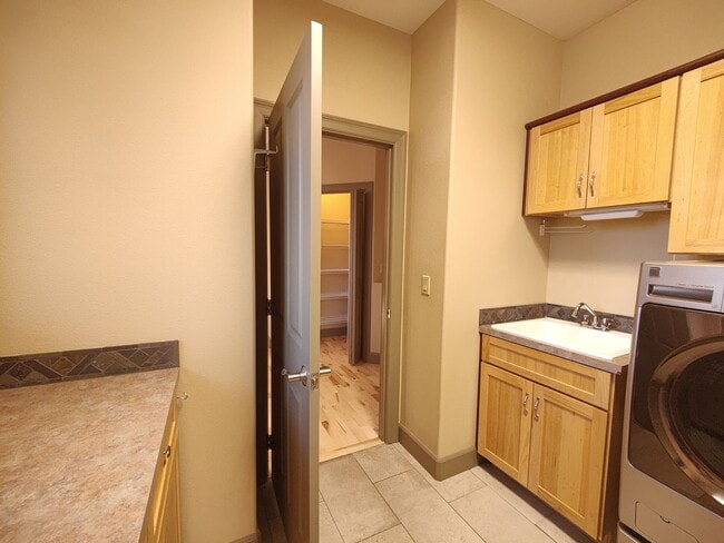 Building Photo - Single Level 4 Bedroom 3 Bath Beauty