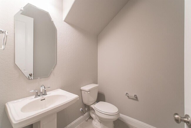 Building Photo - 2344 Goldenglade Dr