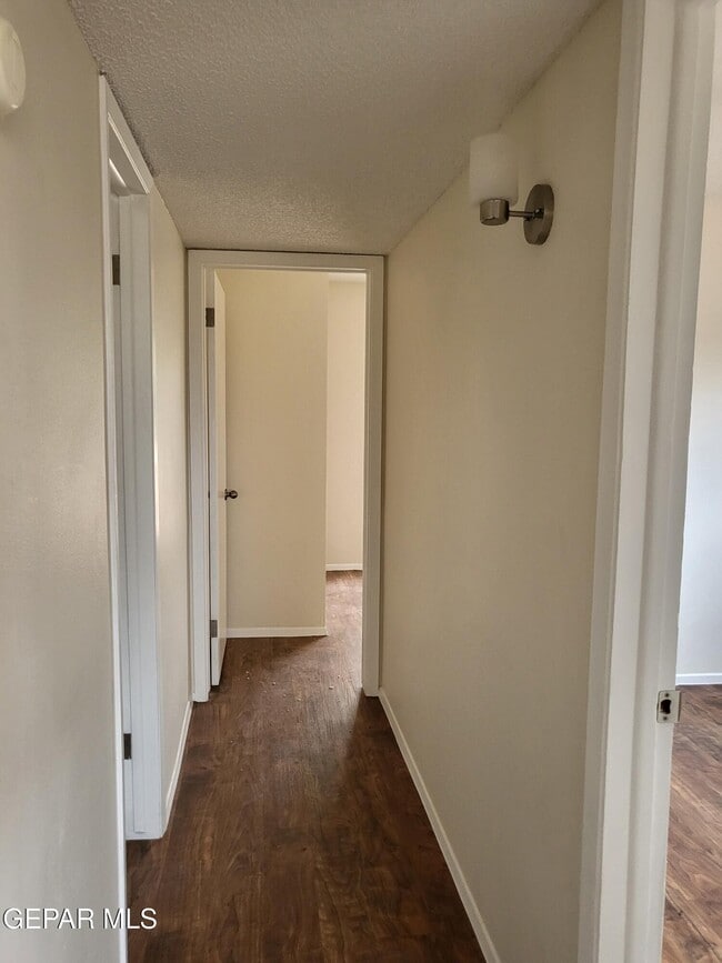 Building Photo - 3453 Hollyglen St
