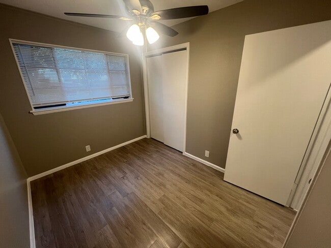 Building Photo - UTA proximity!