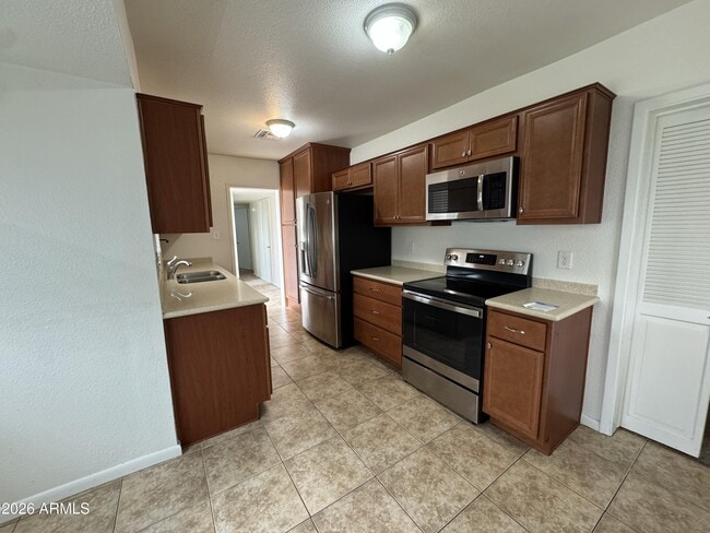 Building Photo - 5444 E Pinchot Ave