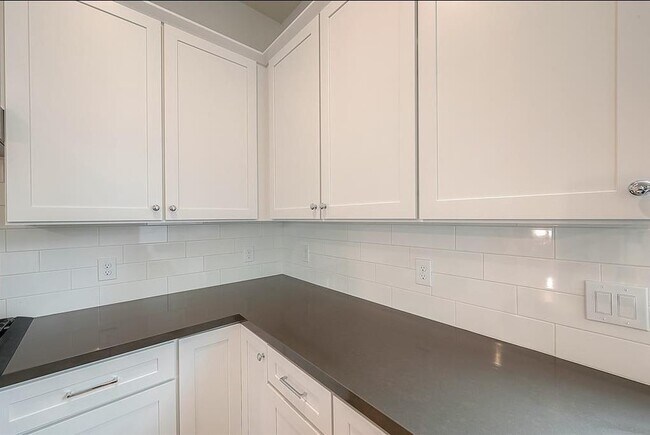 Building Photo - 2759 Clinton Dr