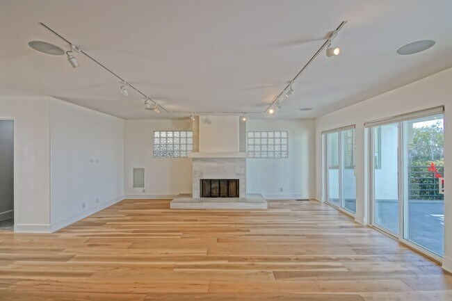 Building Photo - Beautifully Remodeled, 4BR4.5BA Hill Section Home w/ Amazing Panoramic Ocean Views, 3 Decks, Atri...