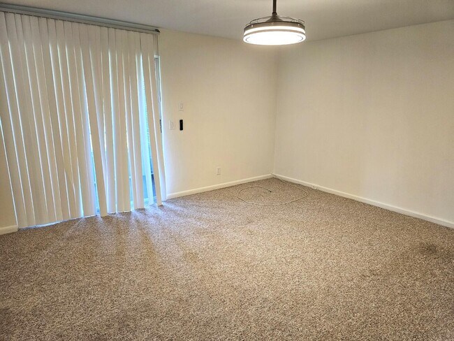 Building Photo - 1059 Ainslie Dr