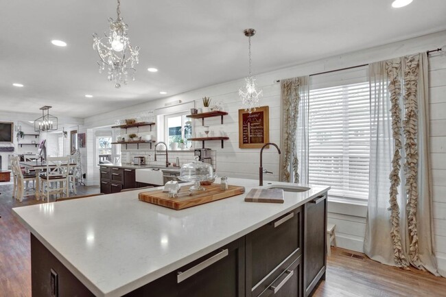 Building Photo - Beautiful 5 Bedroom Home Near the Cherry C...