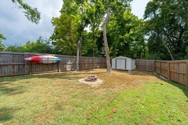Building Photo - 925 Oak Ln
