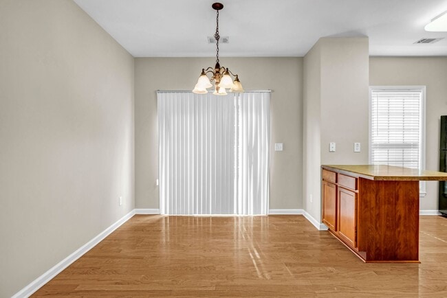 Building Photo - SPACIOUS 3 BEDROOM TOWNHOME