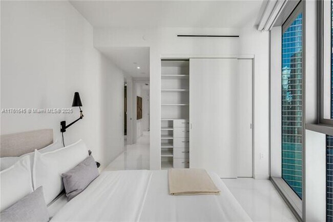 Building Photo - 300 Biscayne Blvd Way