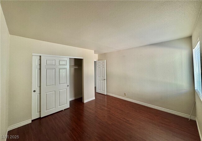 Building Photo - 5422 River Glen Dr