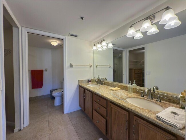 Building Photo - 700 Uno Lago Dr