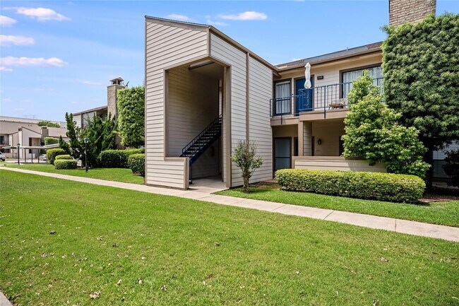 Primary Photo - 7060 N Holiday Dr