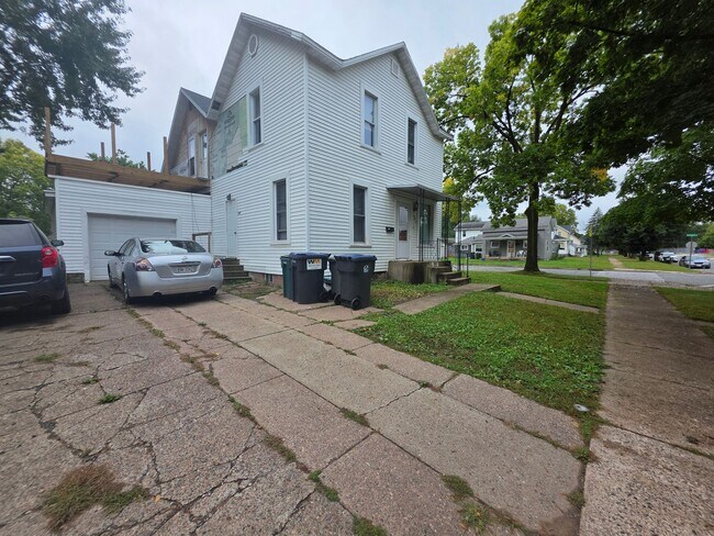 Building Photo - 639 Hudson St