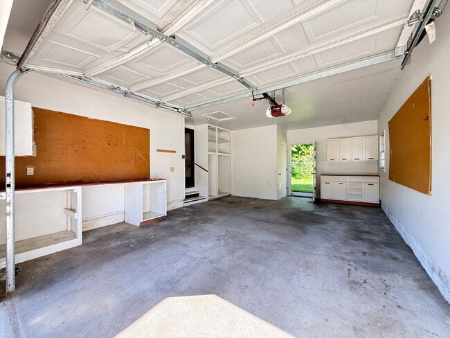 Building Photo - Easy to Maintain 2 Bed Home with Attached Garage