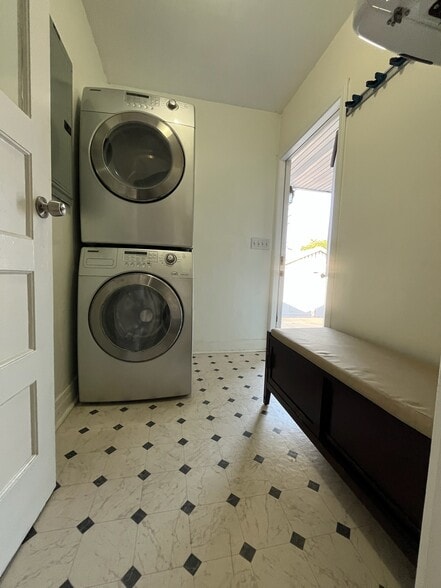 Building Photo - 2323 Las Colinas Ave