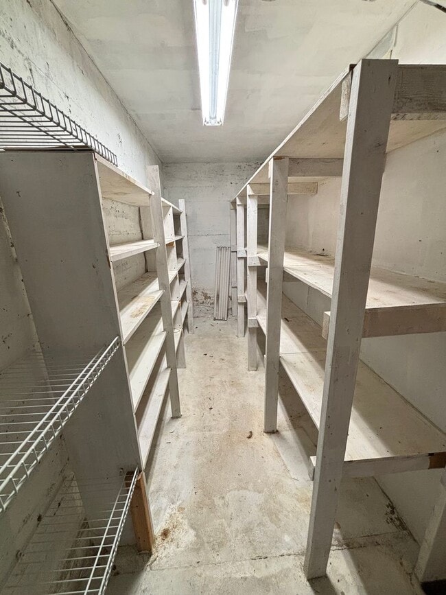 Building Photo - Make This House Your Home—Deposit Moves Yo...