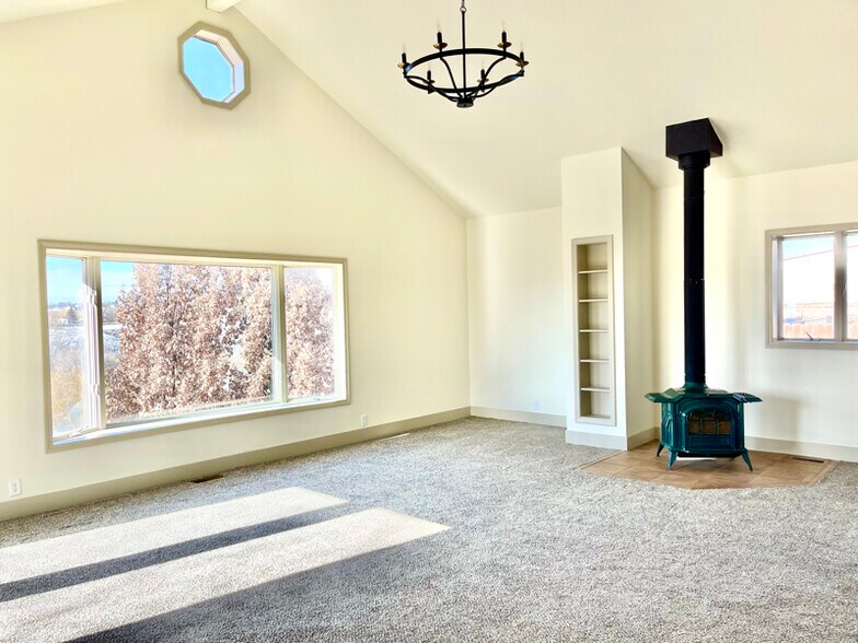 Building Photo - 592 Locust St S