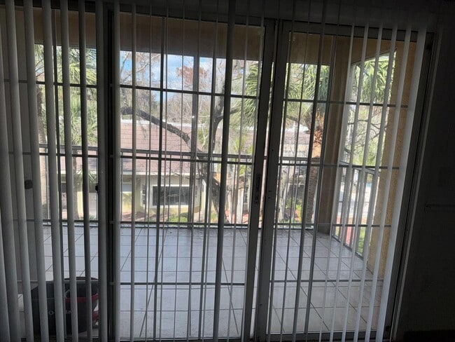 Building Photo - 4029 Versailles Dr