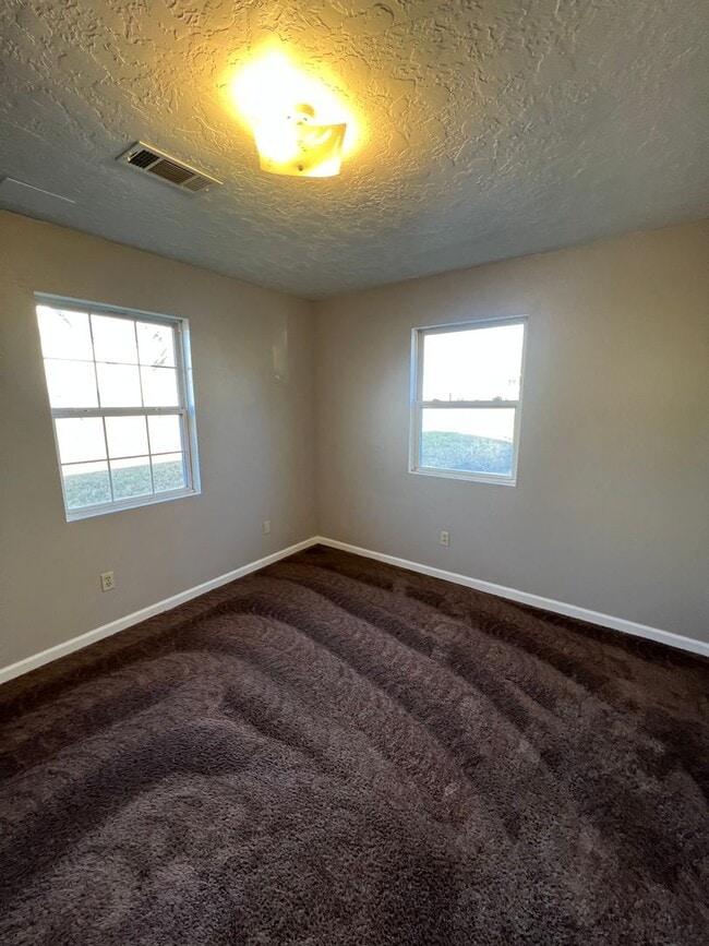 Building Photo - 2 BD, 2 BA Desirable Duplex in Martin!