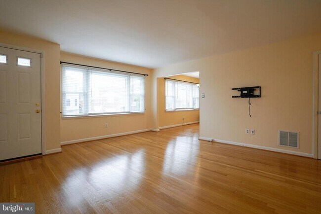 Building Photo - 2017 N Cameron St