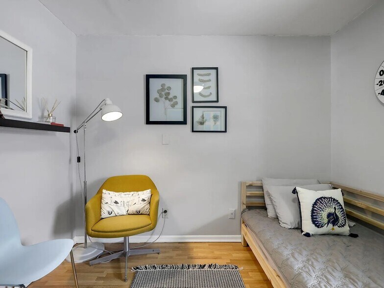 Building Photo - 1009 NE Lowry Ave