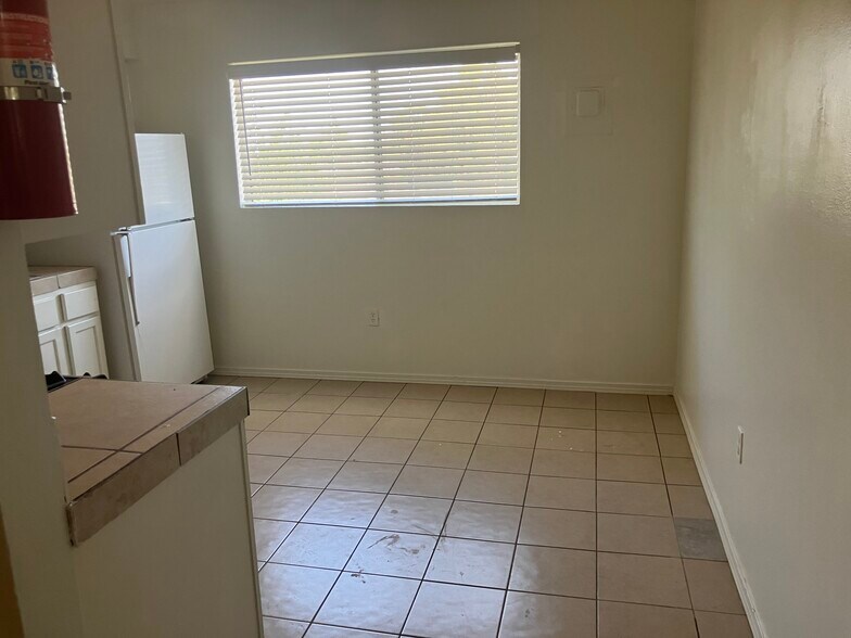 kitchen size - 8405 Trumbull Ave SE