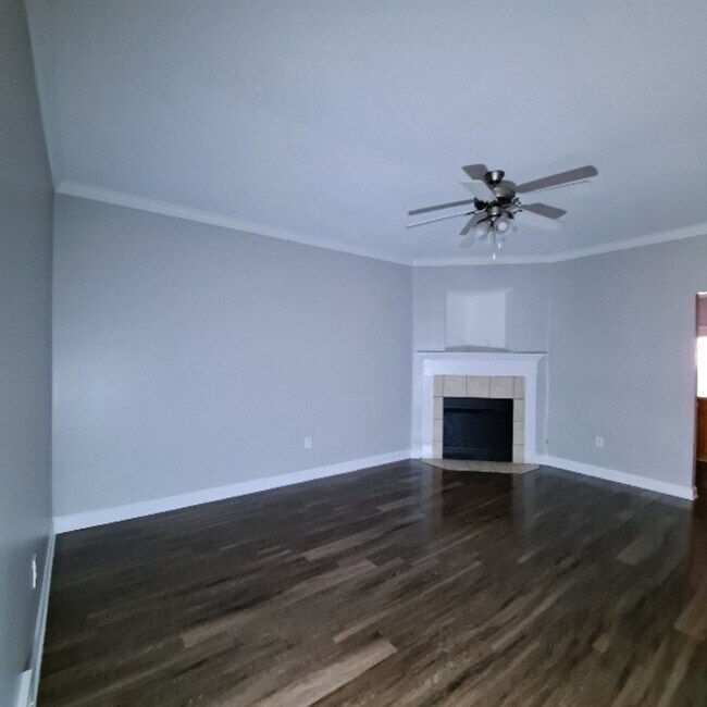 Building Photo - 6131 Woodstock View Dr